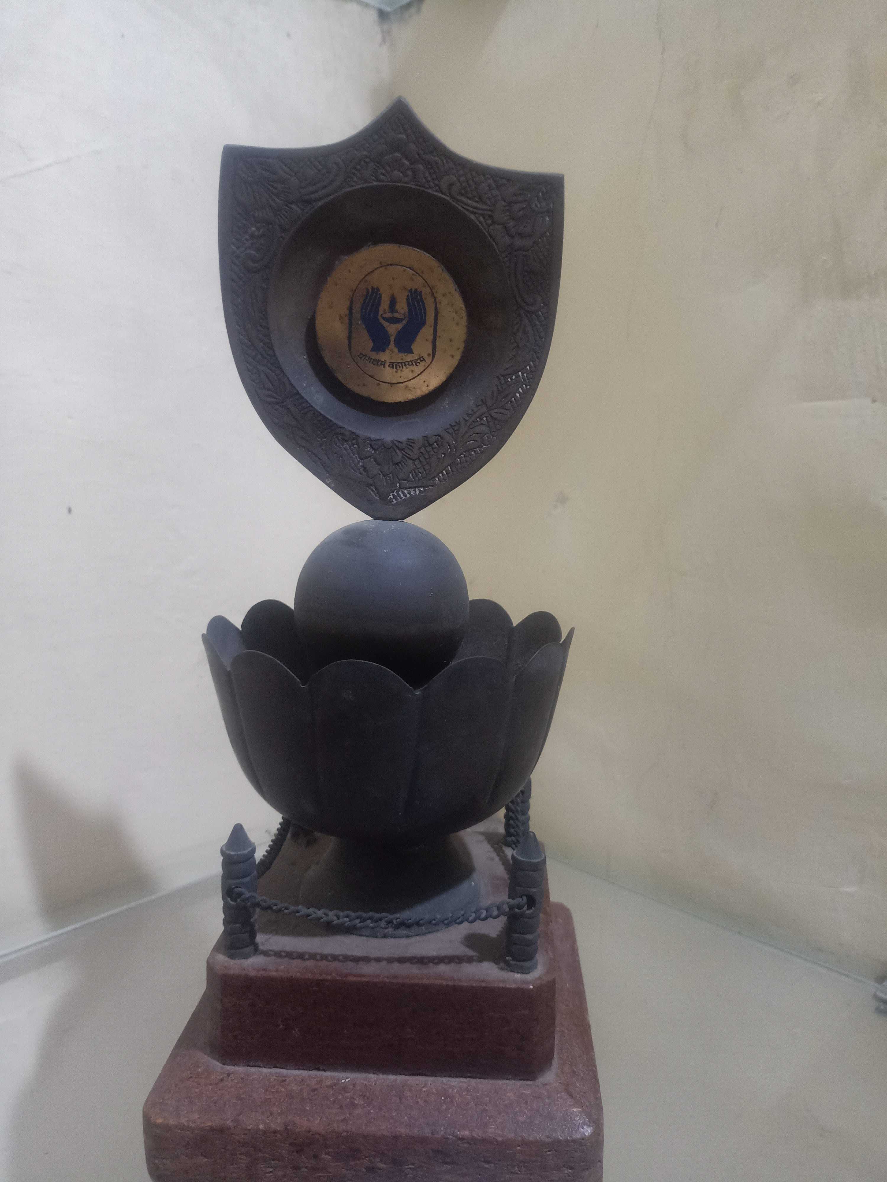 FIRST TROPHY (YR-2002)